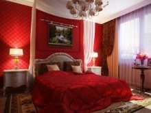 Бордова спальня (36 фото): шпалери у винних тонах в інтер’єрі і обробка кольору фуксії, штори малинового кольору і інші варіанти дизайну