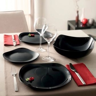 Чорна і коричнева посуд (15 фото): набори матовою квадратної посуду чорного кольору, інші варіанти