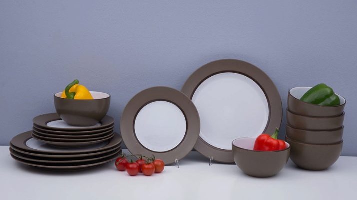 Чорна і коричнева посуд (15 фото): набори матовою квадратної посуду чорного кольору, інші варіанти