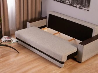 Диван «єврокнижка» з підлокітниками: моделі з одним і двома дерев’яними підлокітниками і спинкою, гостьові дивани з вузькими і широкими підлокітниками