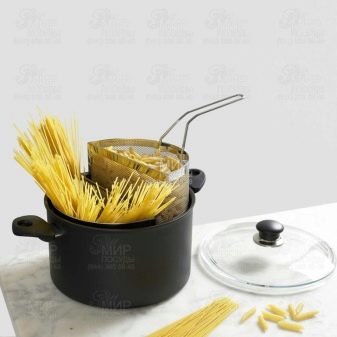 Каструля для спагетті: опис високих каструль з сіткою для варіння макаронів, вибір вузьких моделей з друшляком всередині