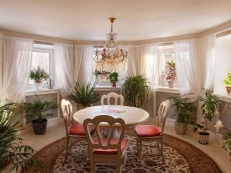 Круглий і напівкруглий балкон (30 фото): варіанти обробки і дизайну. Радіусне та інше скління на круглій лоджії. Невеликі балкони в світлих та інших тонах в квартирі і будинку