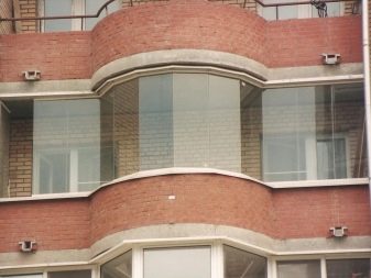 Круглий і напівкруглий балкон (30 фото): варіанти обробки і дизайну. Радіусне та інше скління на круглій лоджії. Невеликі балкони в світлих та інших тонах в квартирі і будинку