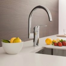 Одноважільні змішувачі для душу: особливості одноручных настінних змішувачів для ванни і душових моделей без виливу