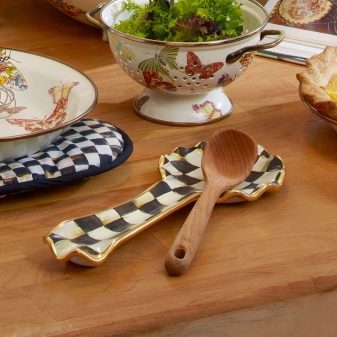 Підставка під ложку (20 фото): керамічна і з нержавіючої сталі, металева і силіконова, дерев’яний тримач під ложку і кришку