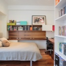 Робоча зона в спальні (39 фото): дизайн місця для роботи зі столом біля вікна. Особливості оформлення інтер’єру спальні і кабінету в одній кімнаті. Гарні приклади