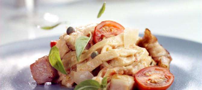 Видеорецепт: Домашняя паста с беконом и каперсами