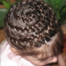 Зачіска-кошик для дівчинки (26 фото): як плести кіску-кошичок навколо голови покроково? Як зробити дитячу зачіску дівчинці з волоссям середньої та іншої довжини?